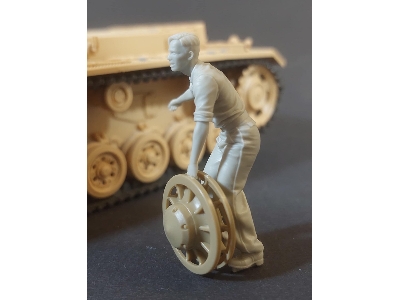 German Tank Mechanic At Work No. 2 - zdjęcie 3