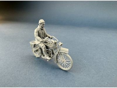 German Dispatch Rider Riding A Motorcycle - zdjęcie 3