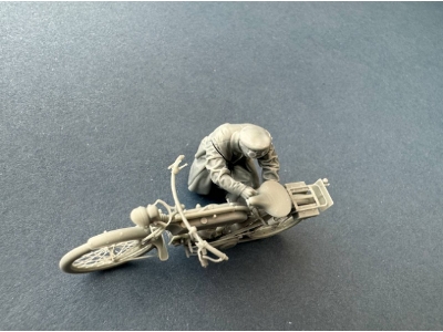British Dispatch Rider Checking Motorcycle - zdjęcie 2
