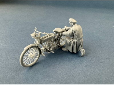 British Dispatch Rider Checking Motorcycle - zdjęcie 3