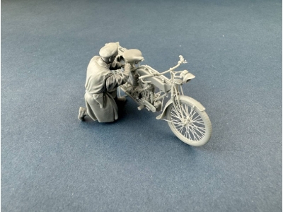 British Dispatch Rider Checking Motorcycle - zdjęcie 6