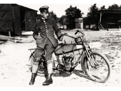 Werner Voss Posing With A Motorcycle - zdjęcie 3
