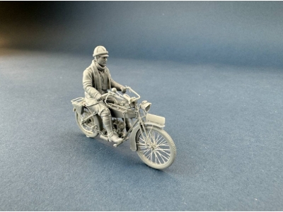 German Dispatch Rider Riding A Motorcycle - zdjęcie 3