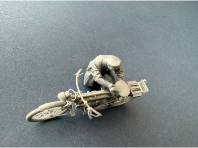 British Dispatch Rider Checking Motorcycle - zdjęcie 2