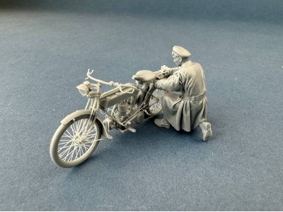 British Dispatch Rider Checking Motorcycle - zdjęcie 3
