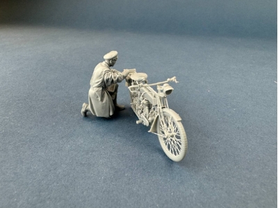 British Dispatch Rider Checking Motorcycle - zdjęcie 5