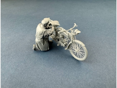 British Dispatch Rider Checking Motorcycle - zdjęcie 6