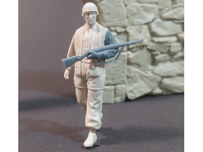German Fallschirmjager On The March - zdjęcie 1