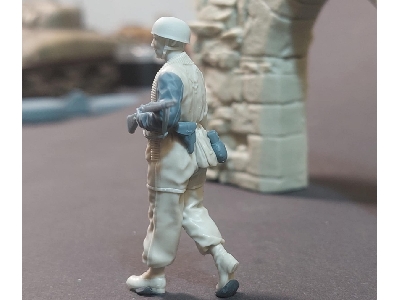 German Fallschirmjager On The March - zdjęcie 2