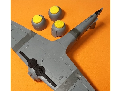 Zero Fighter Wheel Bay Plugs (For Tamiya) - zdjęcie 2