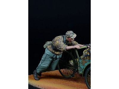 Waffen Ss Soldier Pushing 1,  1942-45 - zdjęcie 1