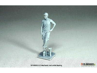 Us Mechanic Rest While Leaning - zdjęcie 2
