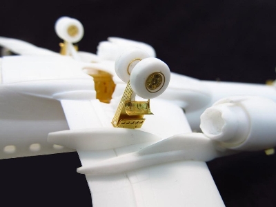 Embraer 195 Detail Set (Designed To Be Used With Revell Kits) - zdjęcie 8