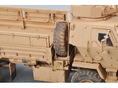 Ciężarówka M1078 LMTV (armor cab) - zdjęcie 8