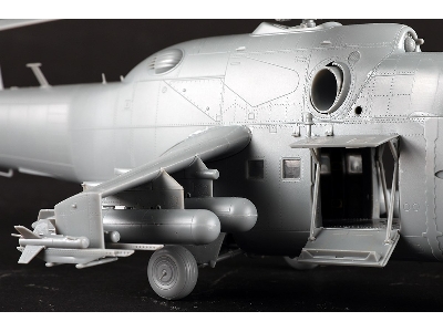 Mil Mi-24 A Hind-b - zdjęcie 11