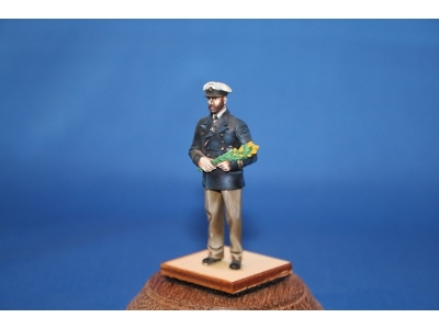 German U-boot Captain After Return With Bunch Of Flowers - zdjęcie 1
