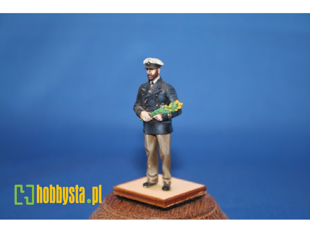 German U-boot Captain After Return With Bunch Of Flowers - zdjęcie 1 German U-boot Captain After Return With Bunch Of Flowers - zdjęcie 1