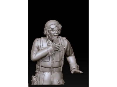 English Tank Crew Commander Speaks His Micro - zdjęcie 1