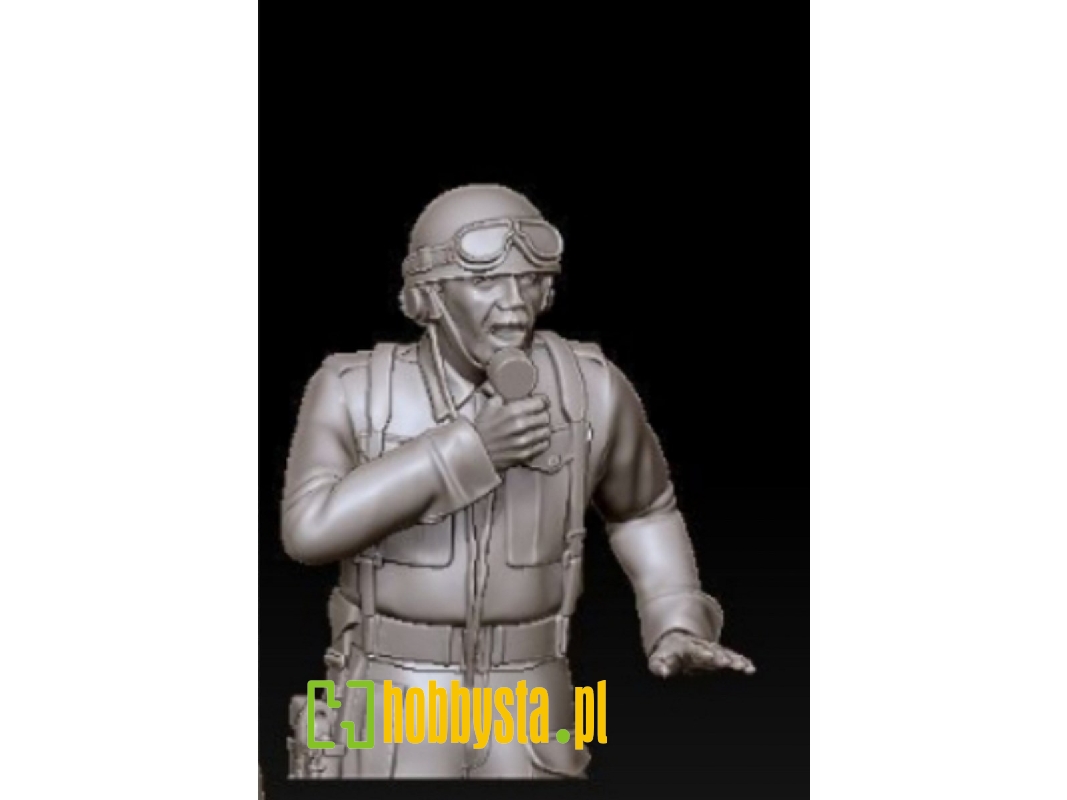 English Tank Crew Commander Speaks His Micro - zdjęcie 1