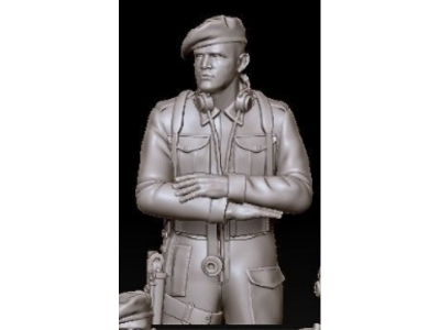English Tank Crew Soldier Resting Both Hands On The Tank - zdjęcie 1