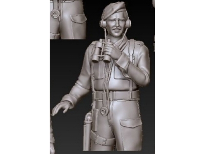 English Tank Crew Soldier Holding Binoculars - zdjęcie 1