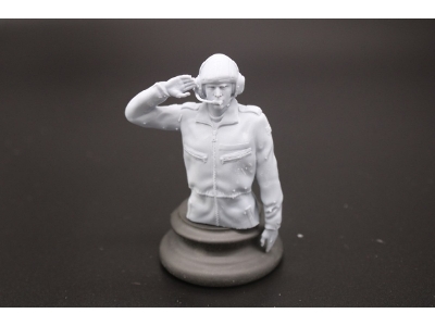 Bundeswehr Tank Crewmember Half-figure With Tank Helmet Saluting - zdjęcie 1