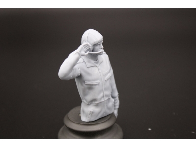 Bundeswehr Tank Crewmember Half-figure With Tank Helmet Saluting - zdjęcie 2