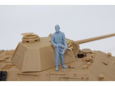 German Wwii Tank Crewmember With Mp40 - zdjęcie 1