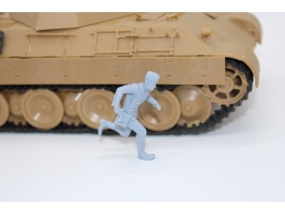 German Wwii Tank Officer Running With Gun - zdjęcie 1