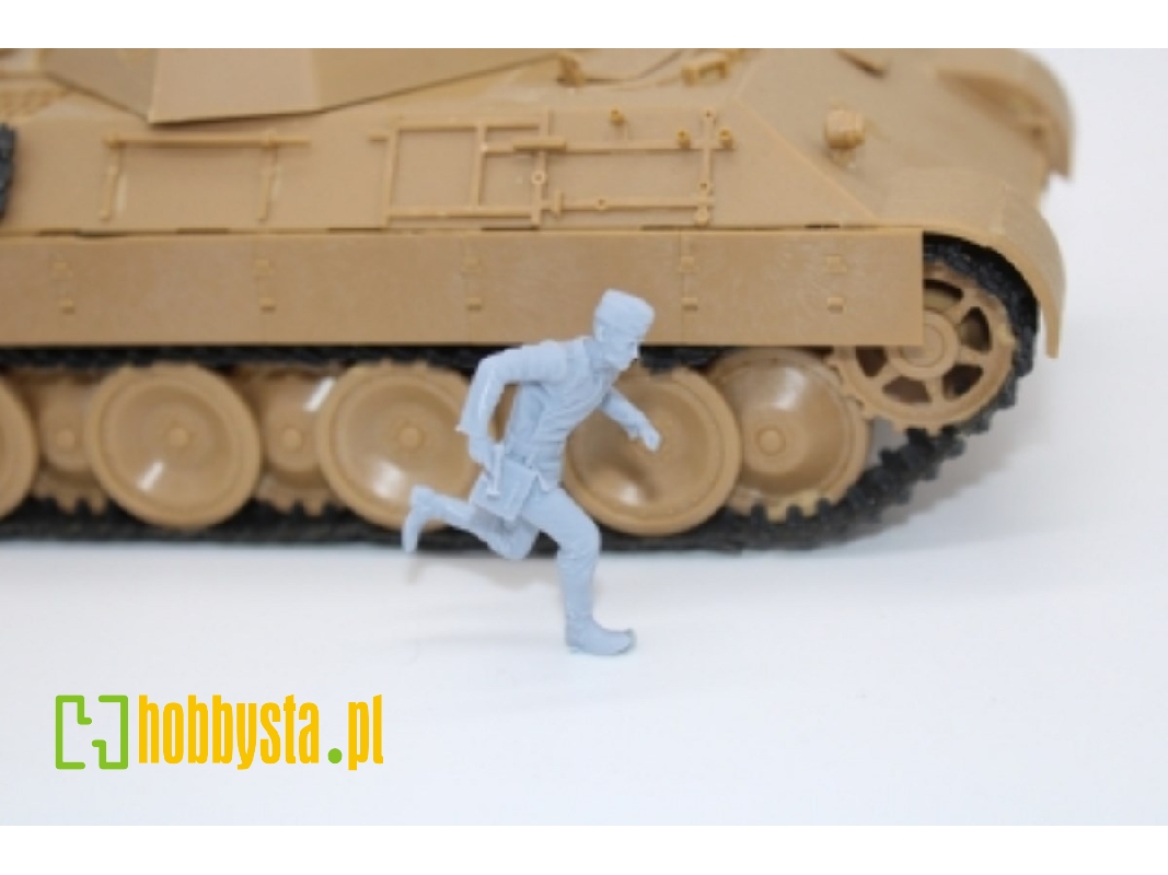 German Wwii Tank Officer Running With Gun - zdjęcie 1
