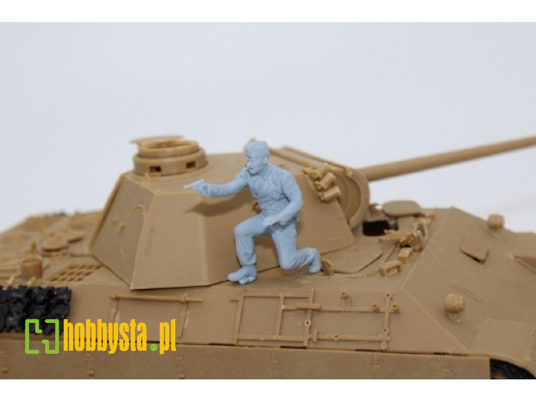 German Wwii Tank Crewmember Shooting - zdjęcie 1