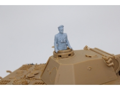 German Wwii Tank Officer Standing In Tank Turrret - zdjęcie 1