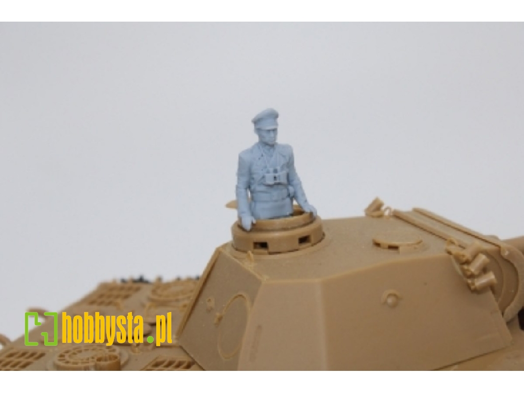 German Wwii Tank Officer Standing In Tank Turrret - zdjęcie 1