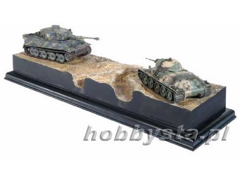 Tiger I vs T-34/76 Mod. 1940 - Head to Head diorama - zdjęcie 1 Tiger I vs T-34/76 Mod. 1940 - Head to Head diorama - zdjęcie 1