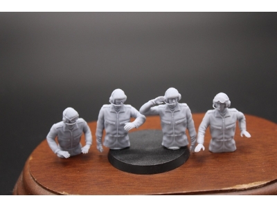 Bundeswehr Tank Crewmembers For Leopard (4 Half-figures And Decalsheet) - zdjęcie 1