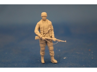 Paratroopers With Rifles And Cartridge Belts - zdjęcie 1