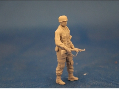 Paratroopers With Rifles And Cartridge Belts - zdjęcie 2