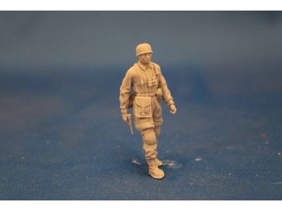 Paratrooper Officer With Pistol - zdjęcie 1