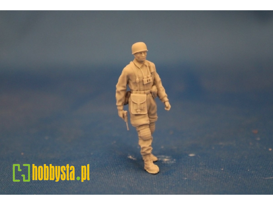 Paratrooper Officer With Pistol - zdjęcie 1