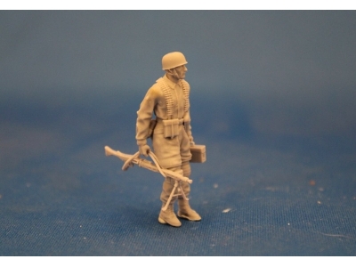 Paratroopers With Mg 42 And Mg Box - zdjęcie 1