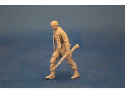 German Para With Rifle Pulling A Weapon Container And Decal Sheet - zdjęcie 1