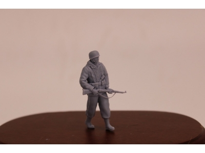 German Wwii Fallschirmjäger In Winter Dress With Helmet And K98 Rifle - zdjęcie 1