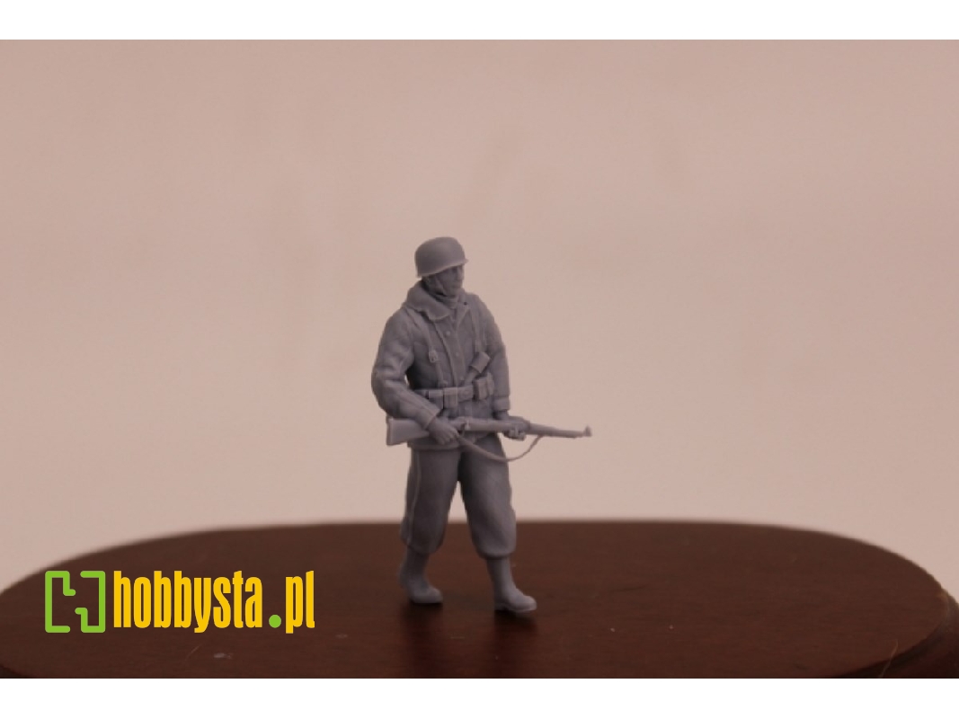 German Wwii Fallschirmjäger In Winter Dress With Helmet And K98 Rifle - zdjęcie 1