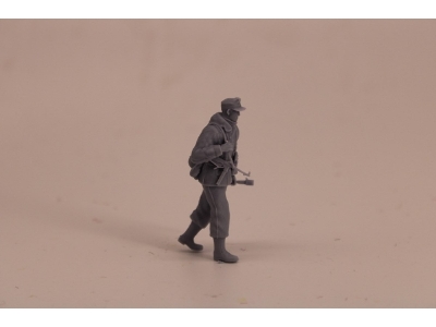 German Wwii FallschirmjĂ¤ger In Winterdress With Fieldcap And Mp40 - zdjÄ™cie 1