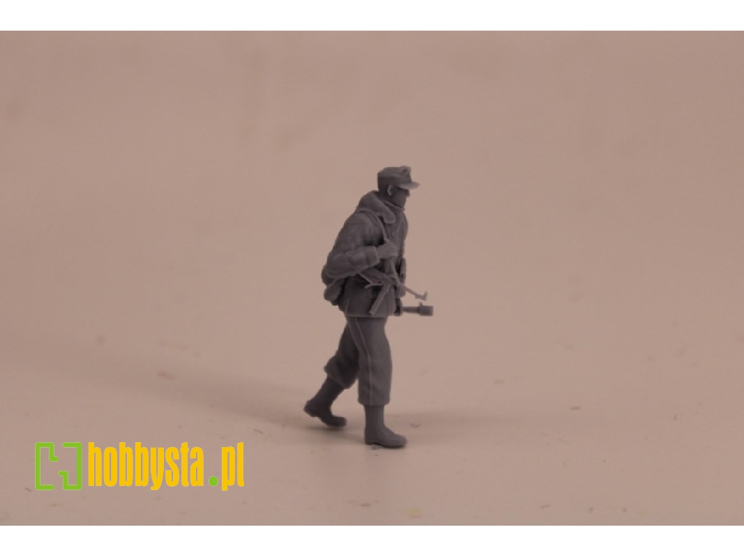 German Wwii FallschirmjĂ¤ger In Winterdress With Fieldcap And Mp40 - zdjÄ™cie 1