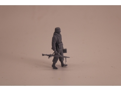 German Wwii Fallschirmjäger In Winterdress With Helmet And Mg 42 - zdjęcie 1