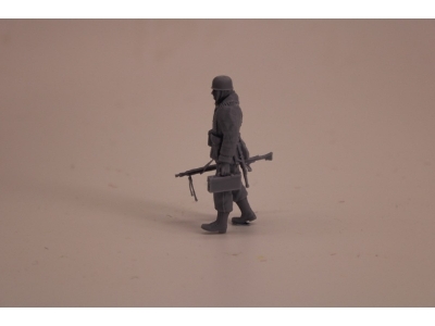 German Wwii Fallschirmjäger In Winterdress With Helmet And Mg 42 - zdjęcie 2
