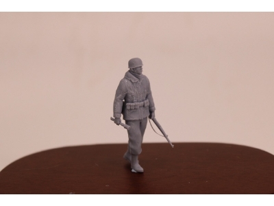 German Wwii Fallschirmjäger In Winterdress With Helmet And K98 Rifle - zdjęcie 1