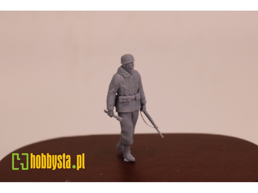 German Wwii Fallschirmjäger In Winterdress With Helmet And K98 Rifle - zdjęcie 1