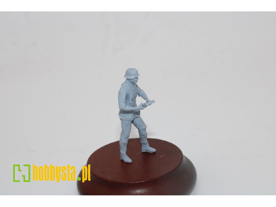 German Luftwaffe Soldier With 2cm Flak Ammo - zdjęcie 1
